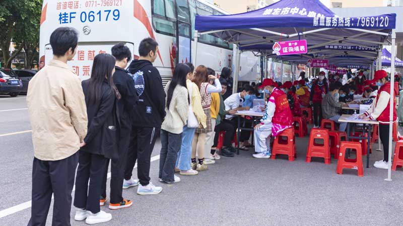 崇左市中心血站到我校空港校区开展无偿献血活动