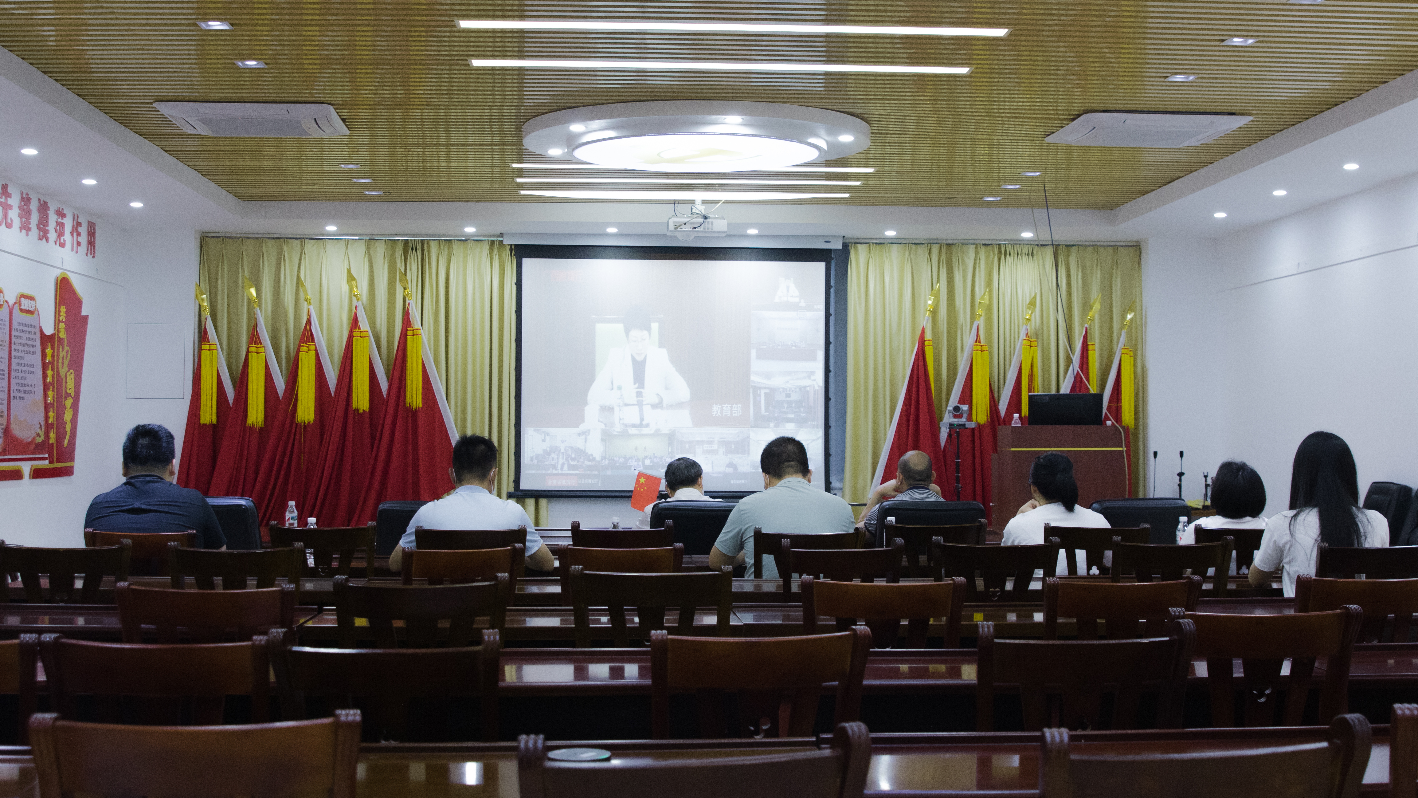 我校组织收看教育部《职业教育法》专场宣讲活动会