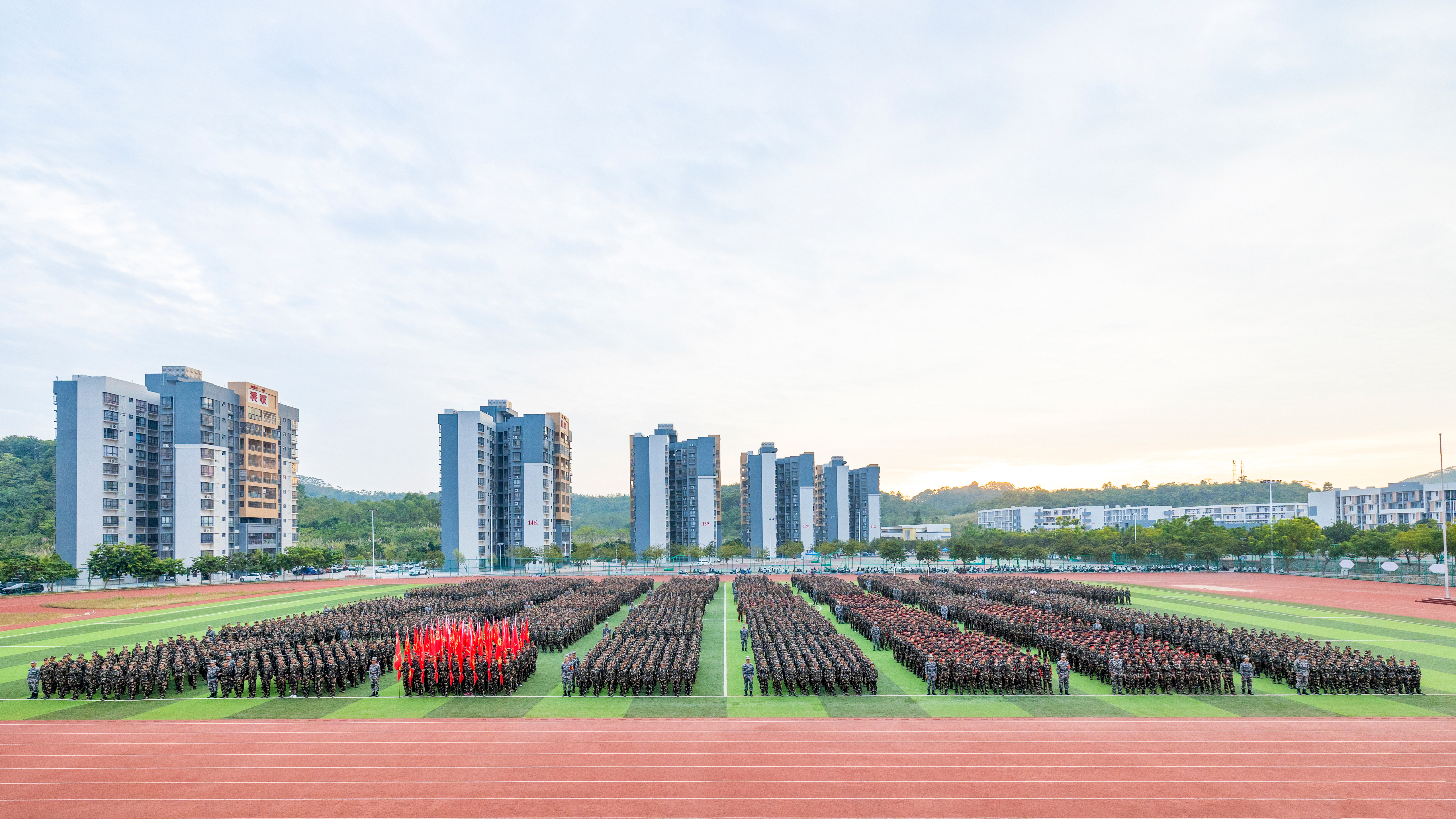 英姿飒爽志凌云，昂首阔步再启航|我校22级新生军训阅兵仪式暨总结表彰大会圆满结束